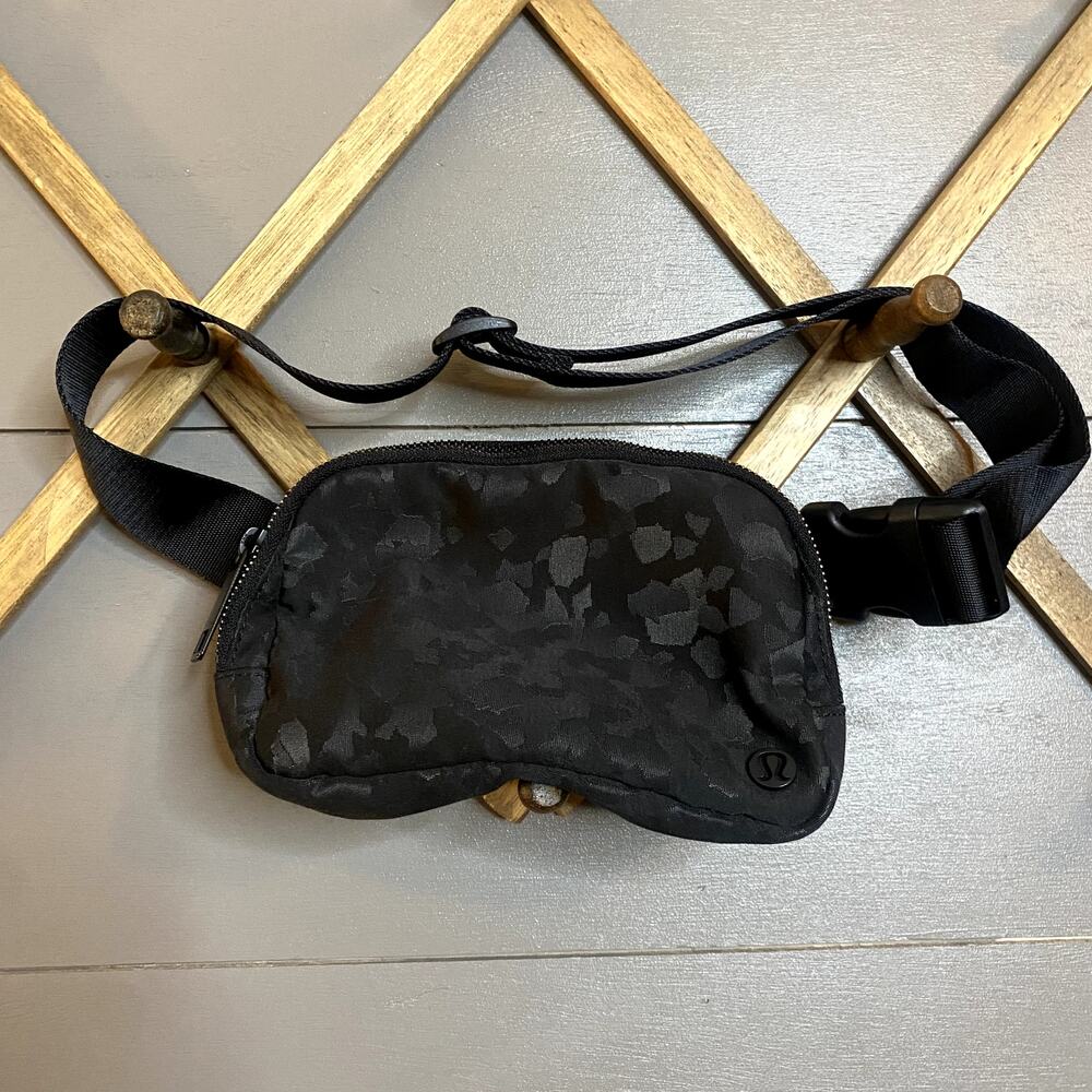 Lululemon Everywhere Belt Bag Black Camo